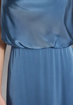 Abendkleid aus Satin mit angedeutetem Wasserfallausschnitt