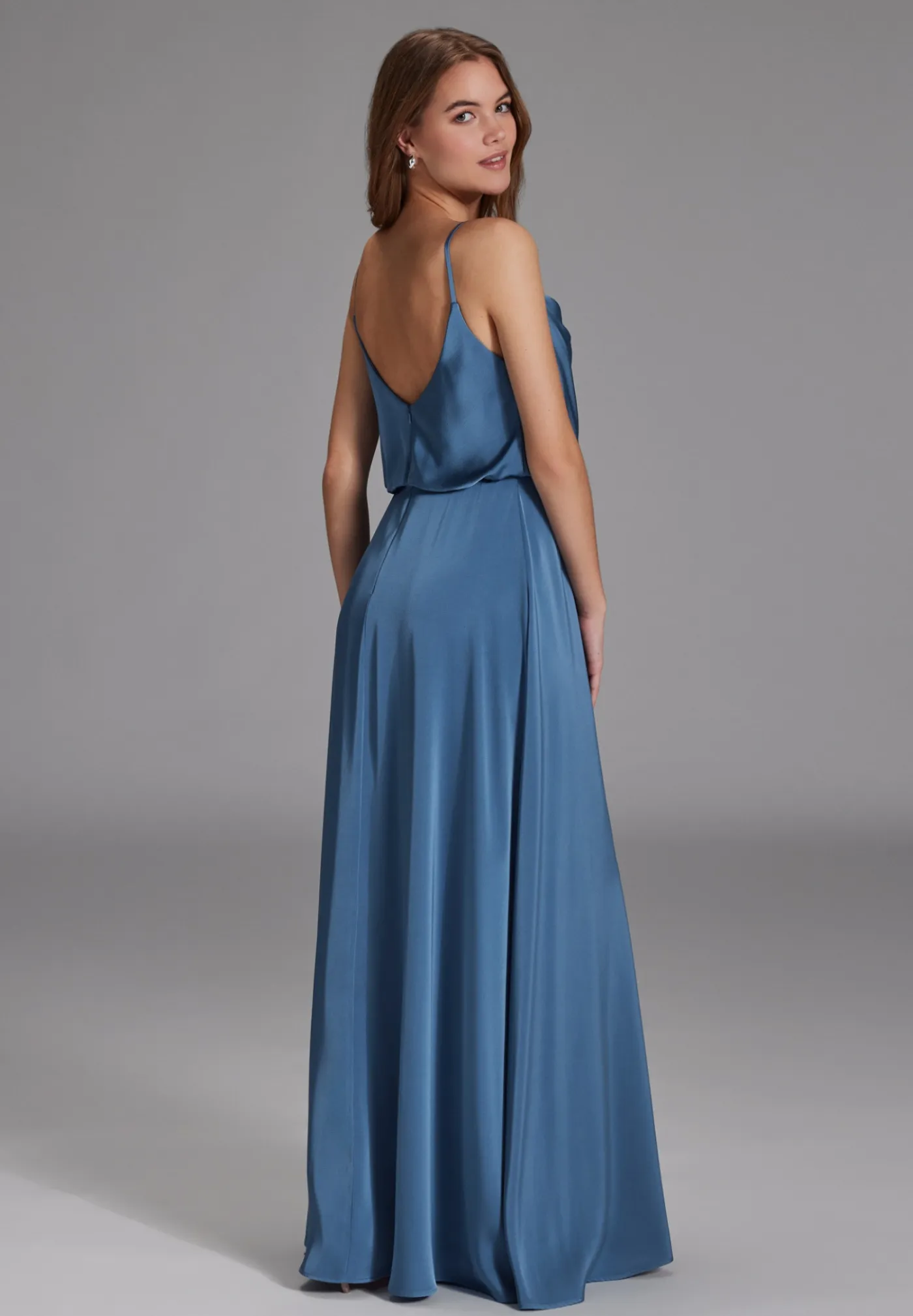 Abendkleid aus Satin mit angedeutetem Wasserfallausschnitt