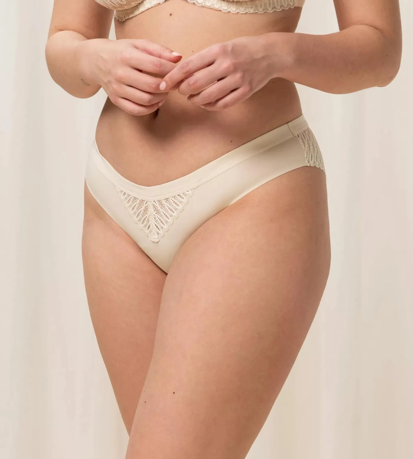 Aura Spotlight Brazilian Slip