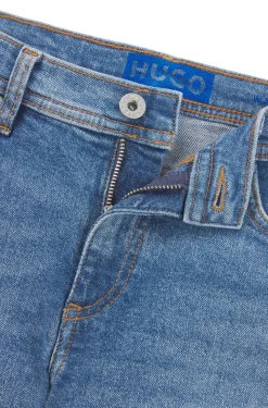 Ausgestellte Jeans aus bequemem blauem Stretch-Denim