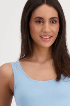 Basic-Top mit Schmuck
