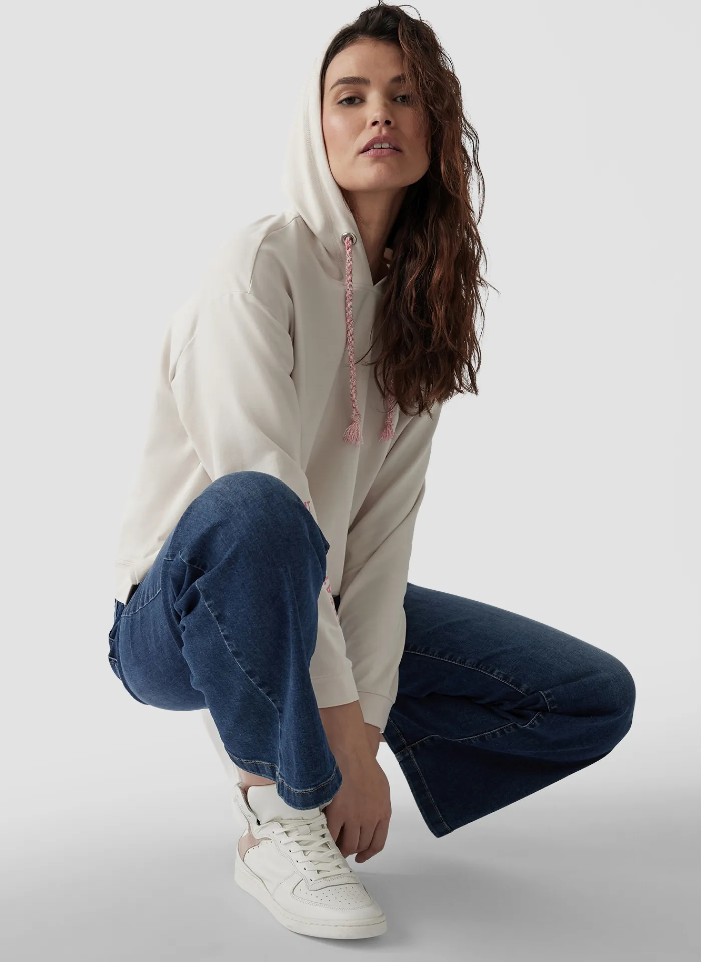 Hoodie mit stylischem Schriftzug und gemütlicher Kapuze