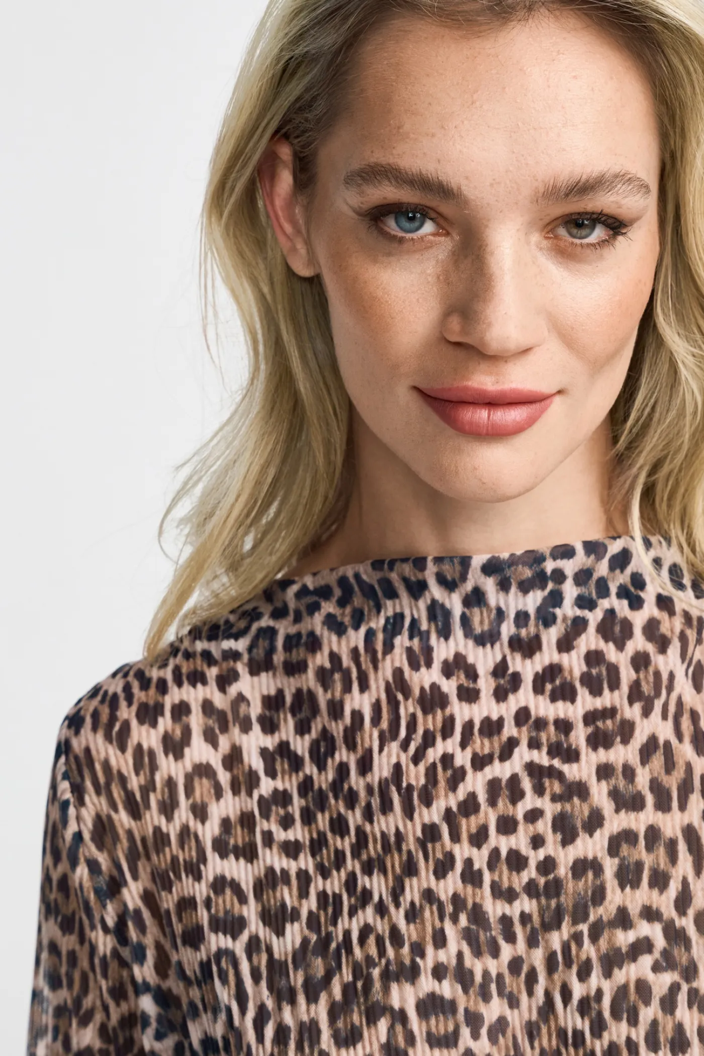 Plissiertes Longsleeve aus Mesh mit Animal-Print