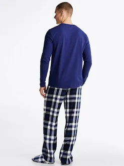 Pyjama und Hausschuhe im Geschenkset