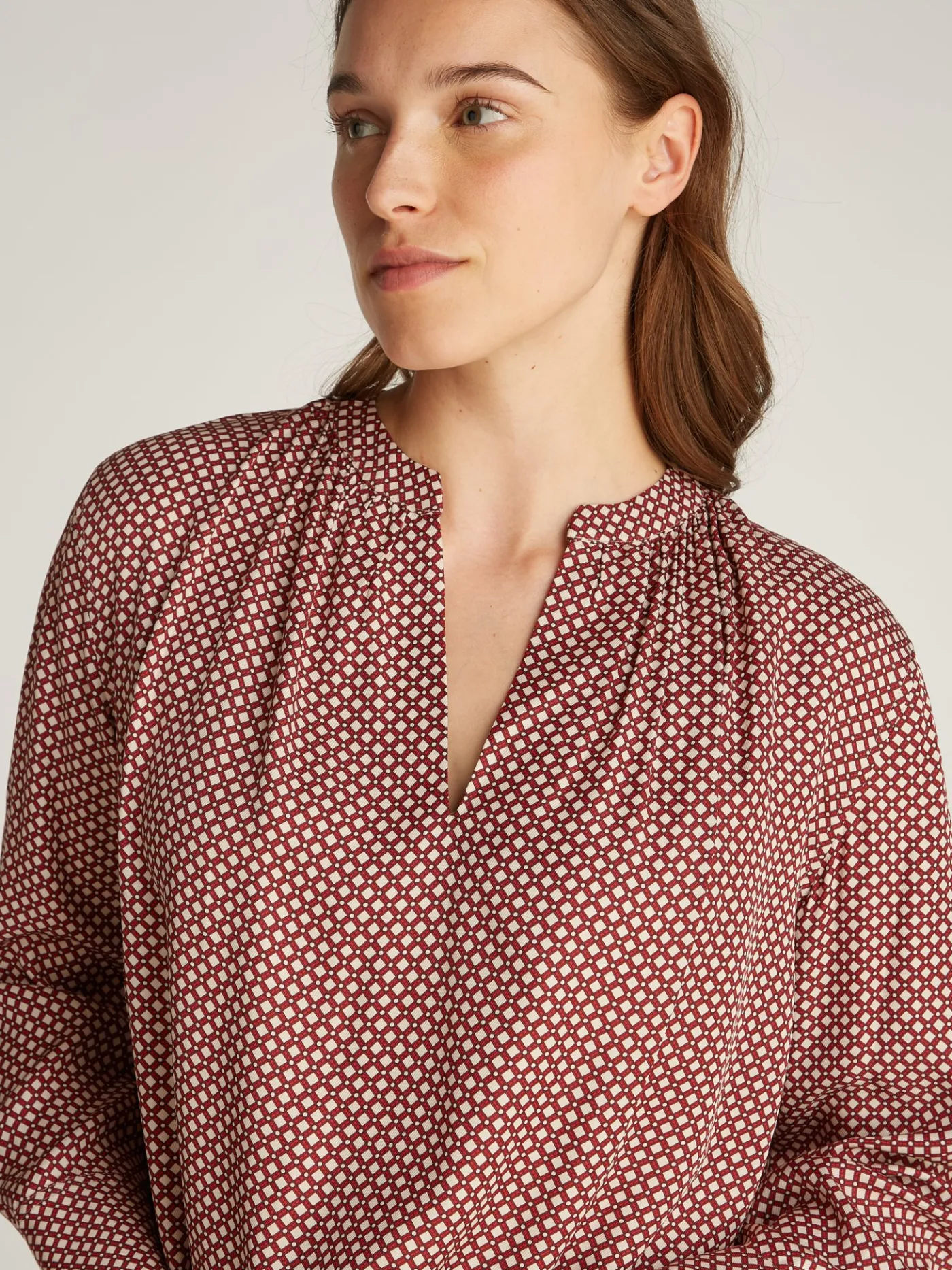 Relaxed Fit Bluse mit gerafftem V-Ausschnitt