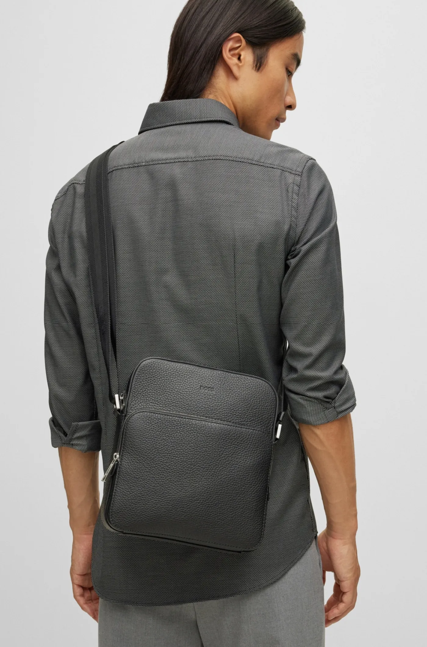 REPORTER-TASCHE AUS ITALIENISCHEM LEDER MIT LOGO-PRÄGUNG