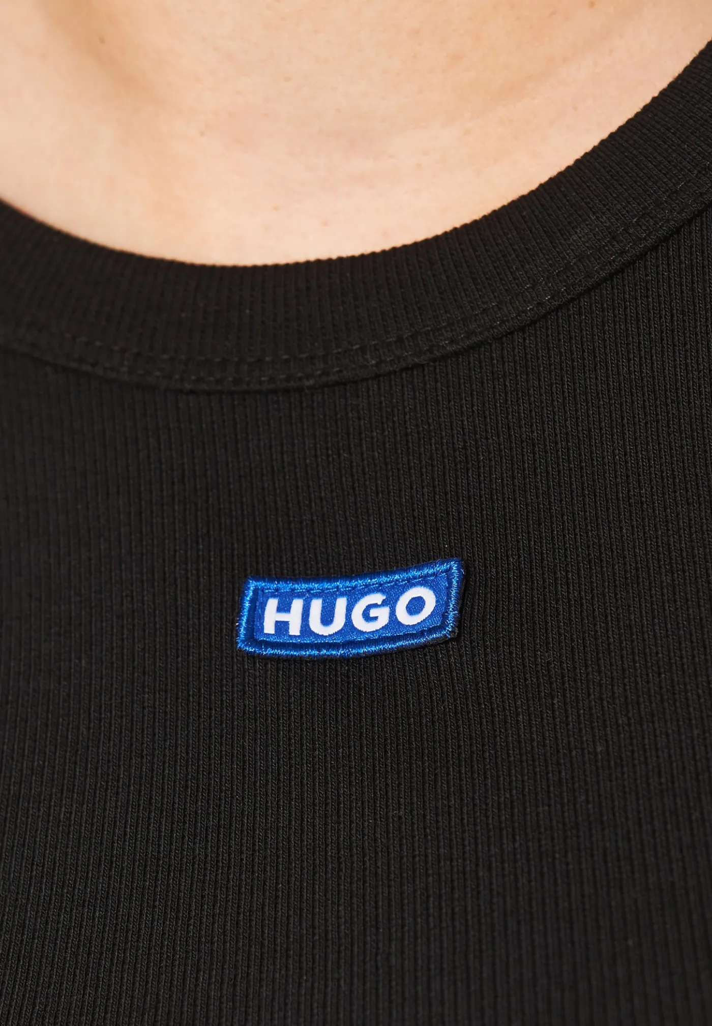 Slim-Fit Top aus Stretch-Baumwolle mit blauem Logo-Aufnäher