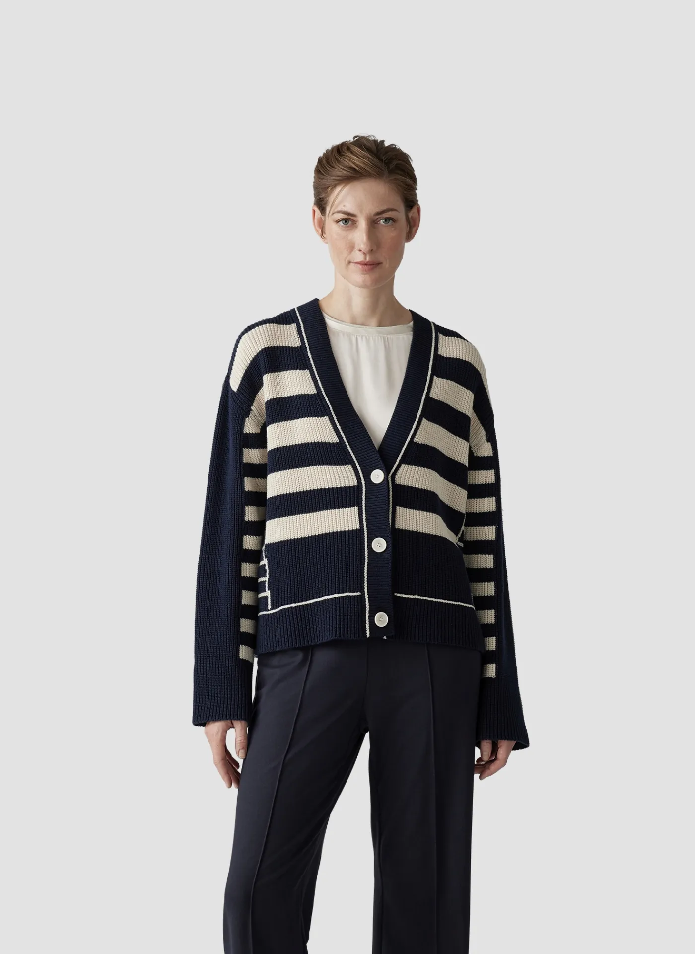 Strickjacke mit Perlfang-Strickart und Streifenmuster