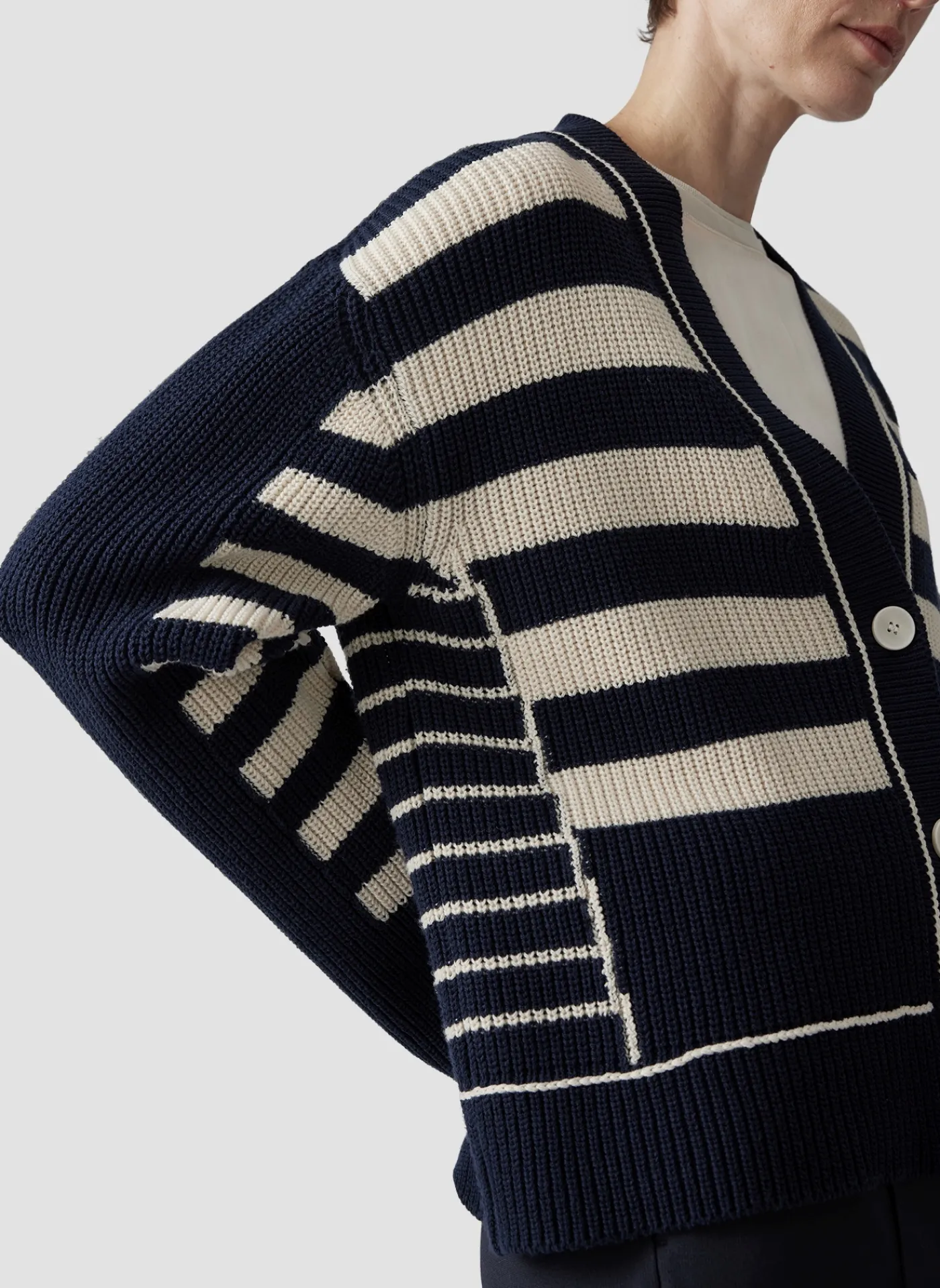 Strickjacke mit Perlfang-Strickart und Streifenmuster