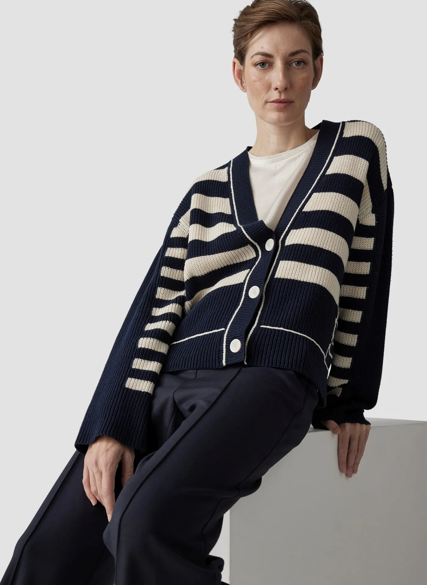 Strickjacke mit Perlfang-Strickart und Streifenmuster