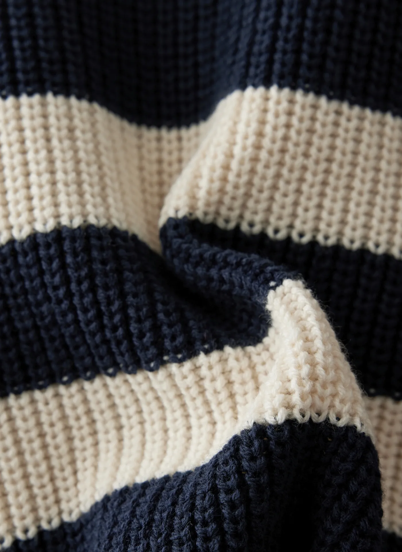 Strickjacke mit Perlfang-Strickart und Streifenmuster