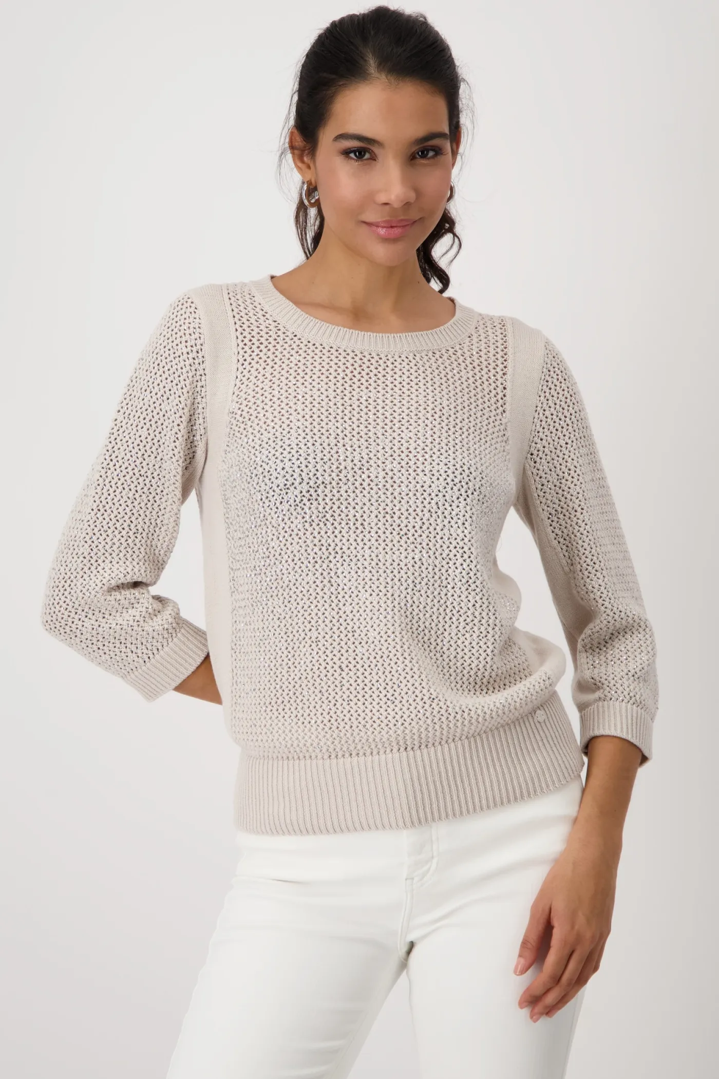 Strickpullover mit Schmuck