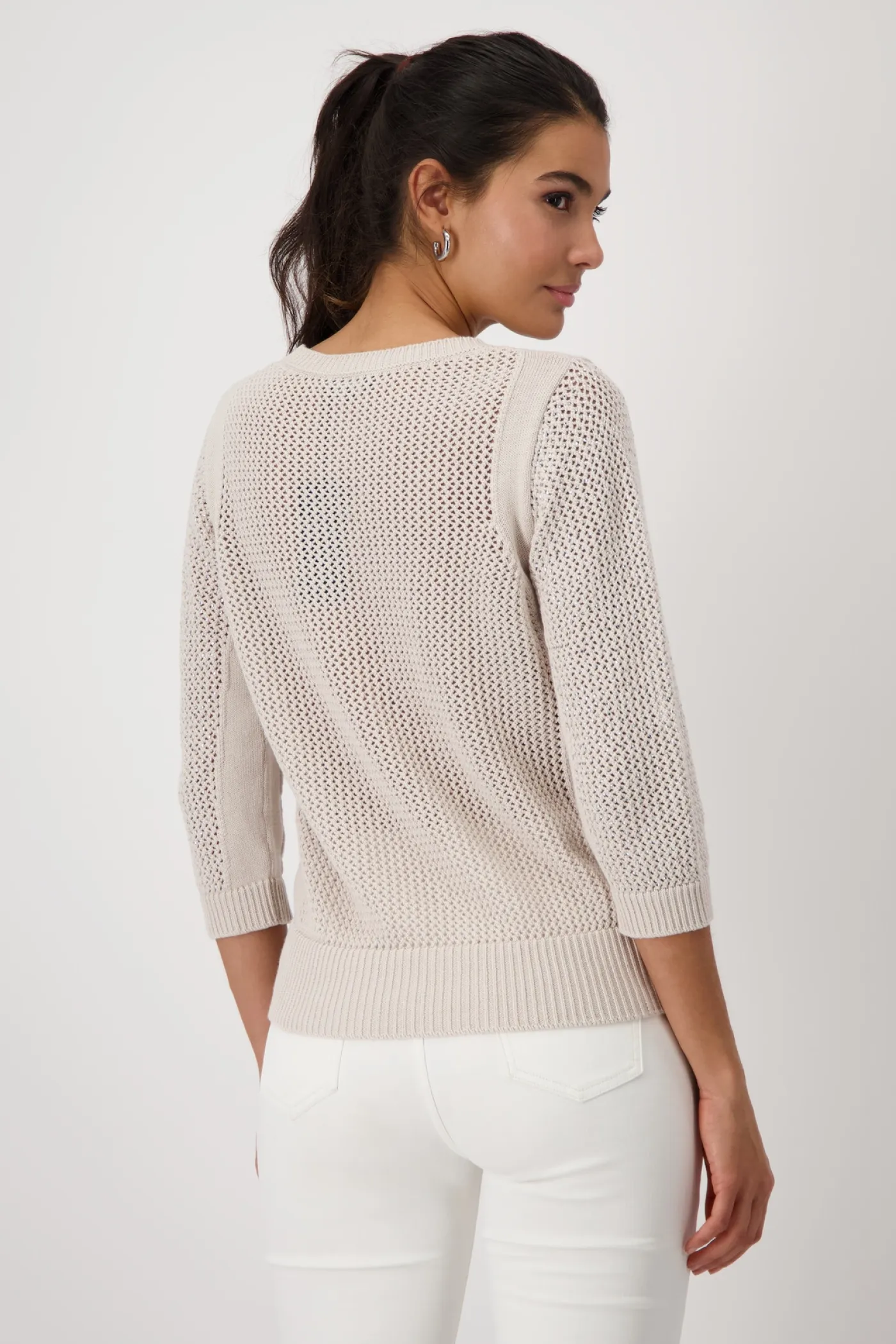Strickpullover mit Schmuck