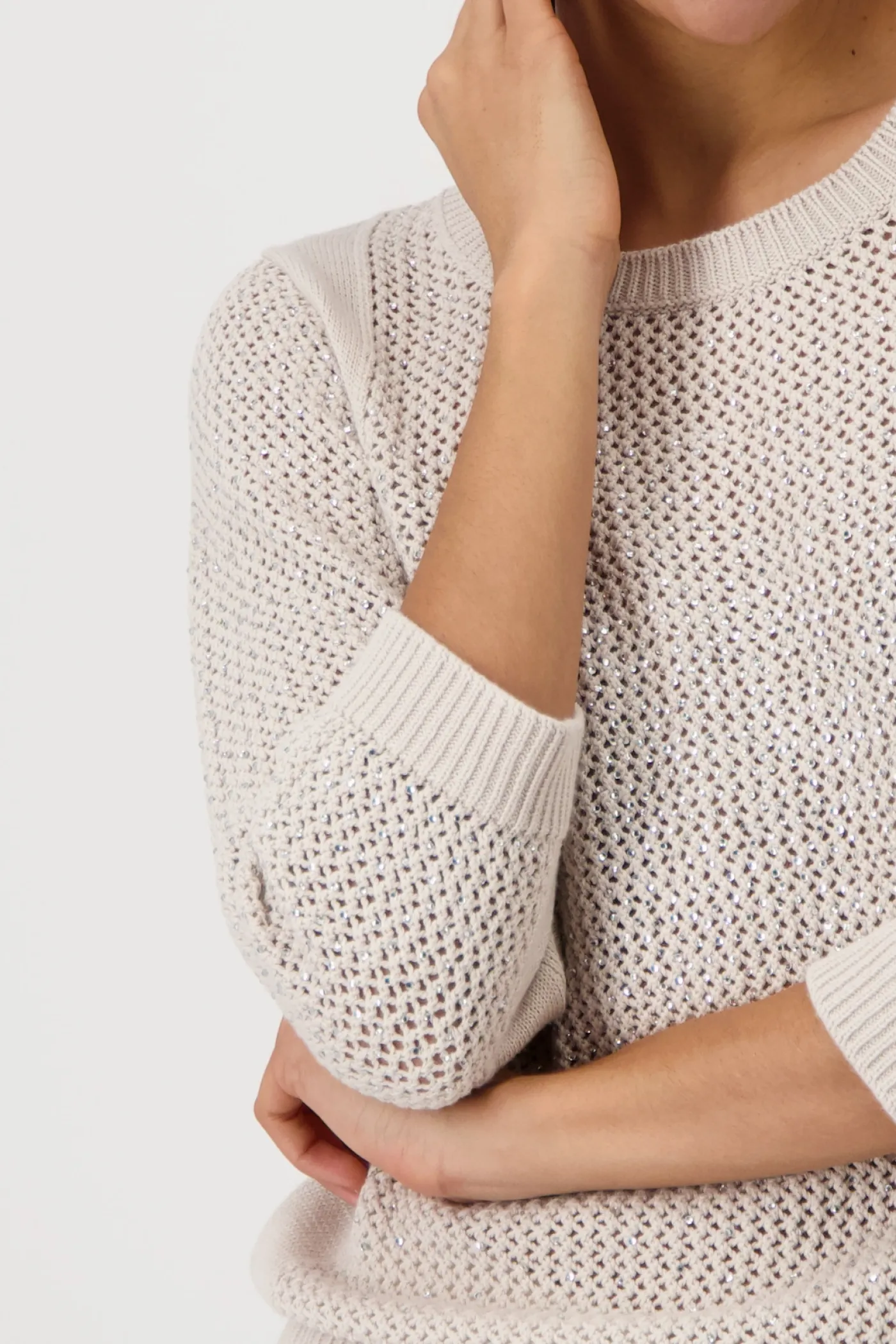 Strickpullover mit Schmuck
