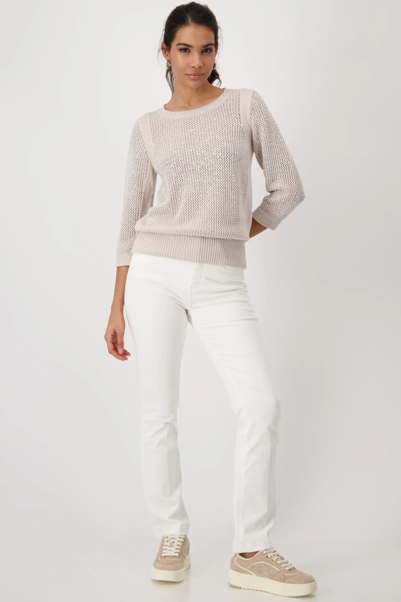 Strickpullover mit Schmuck