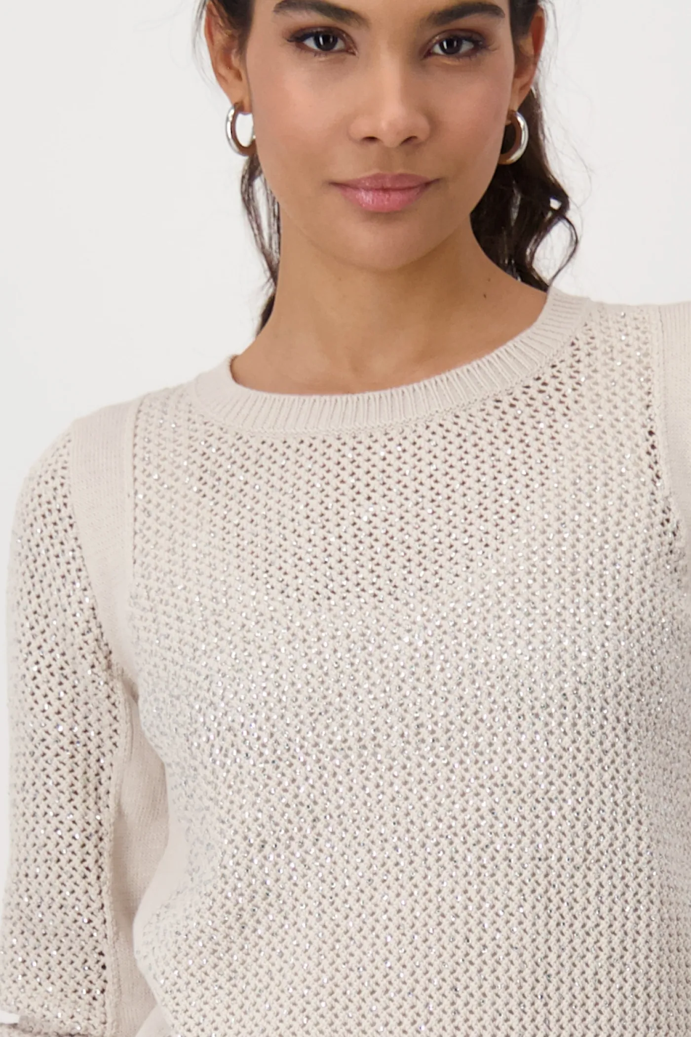 Strickpullover mit Schmuck