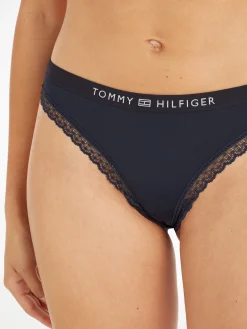 String mit Spitze und gleichfarbigem Logo
