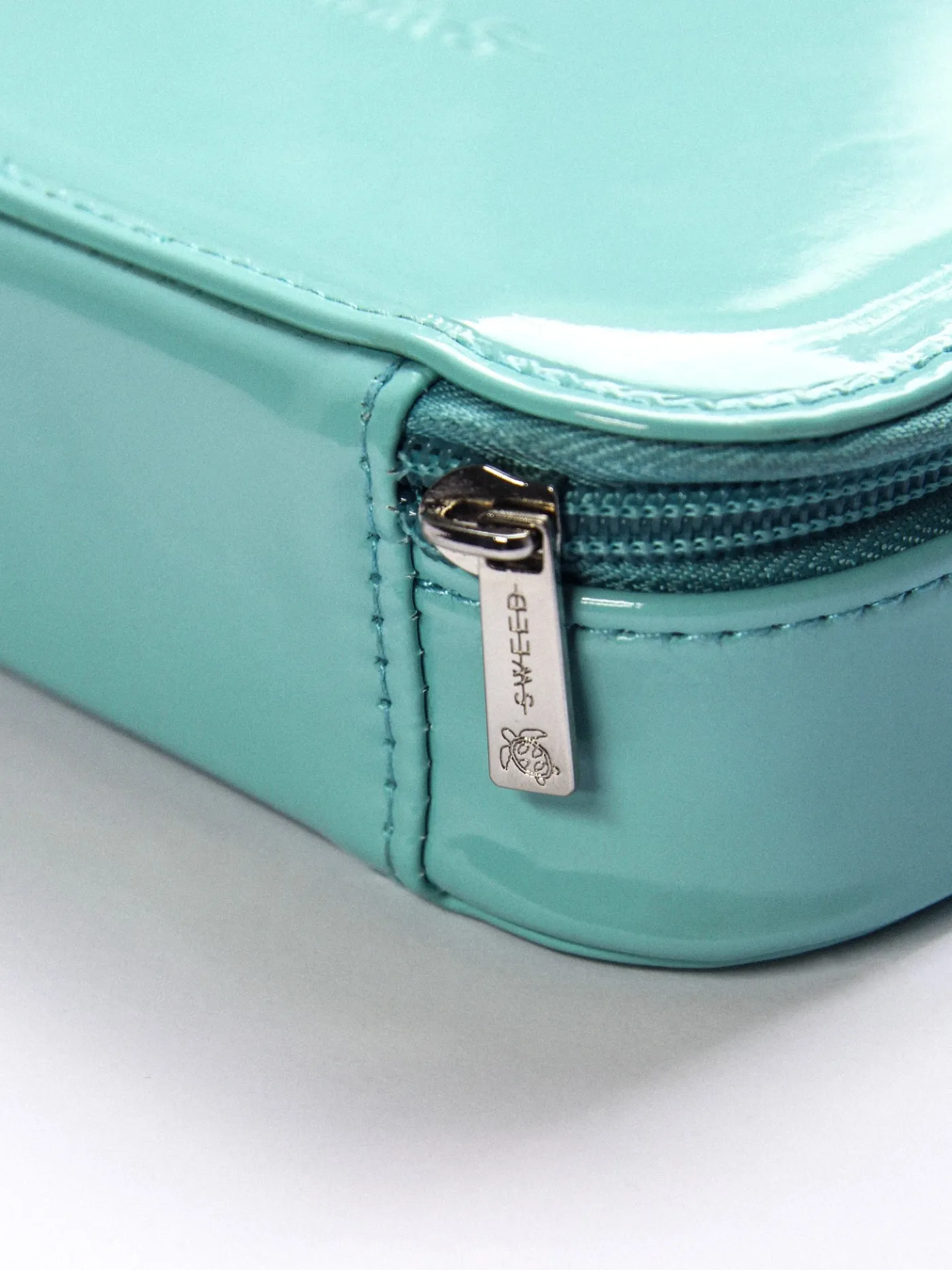 THE MAKEUP BAG