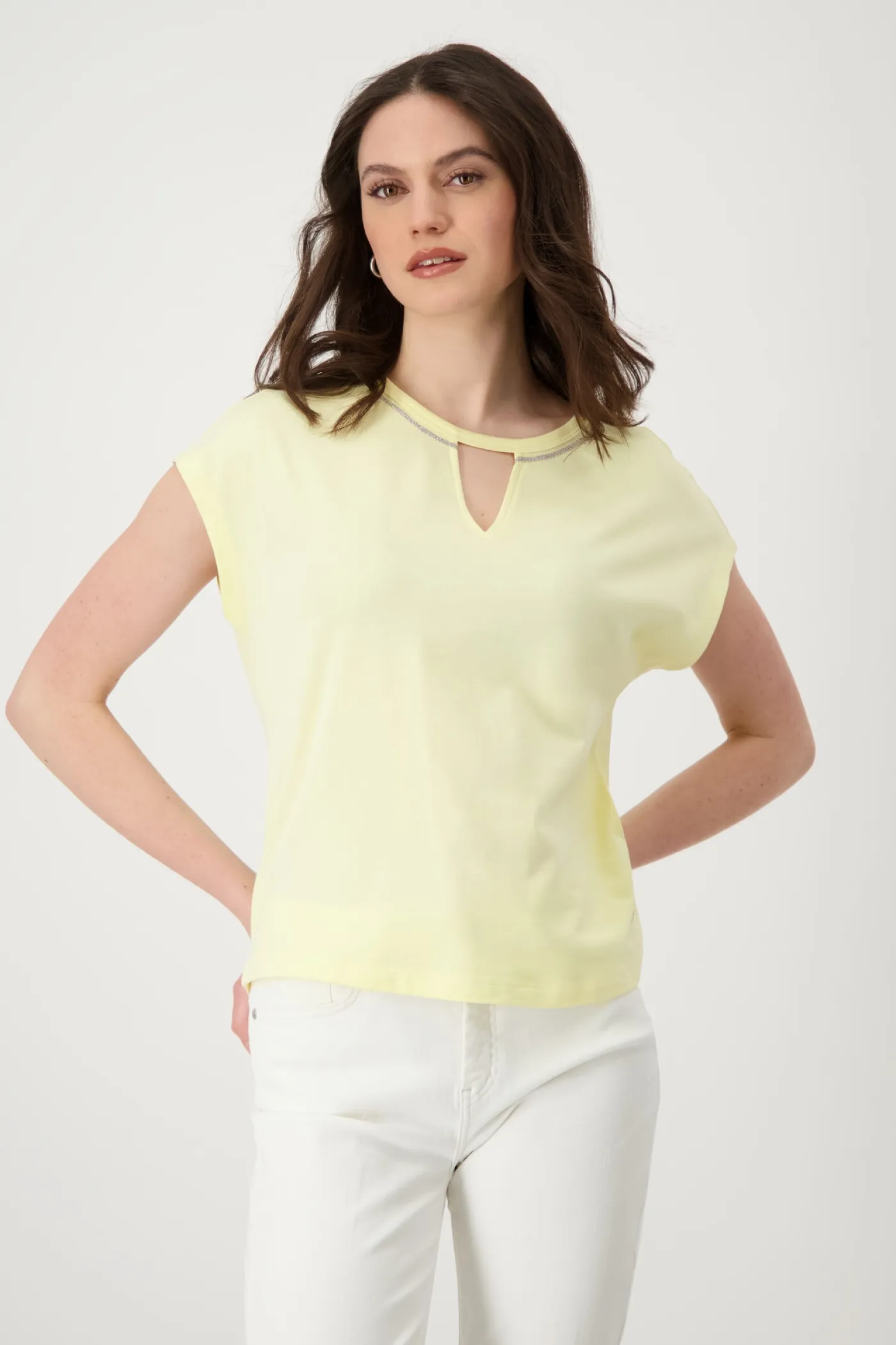 T-Shirt mit Kettenschmuck