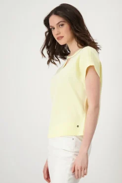 T-Shirt mit Kettenschmuck