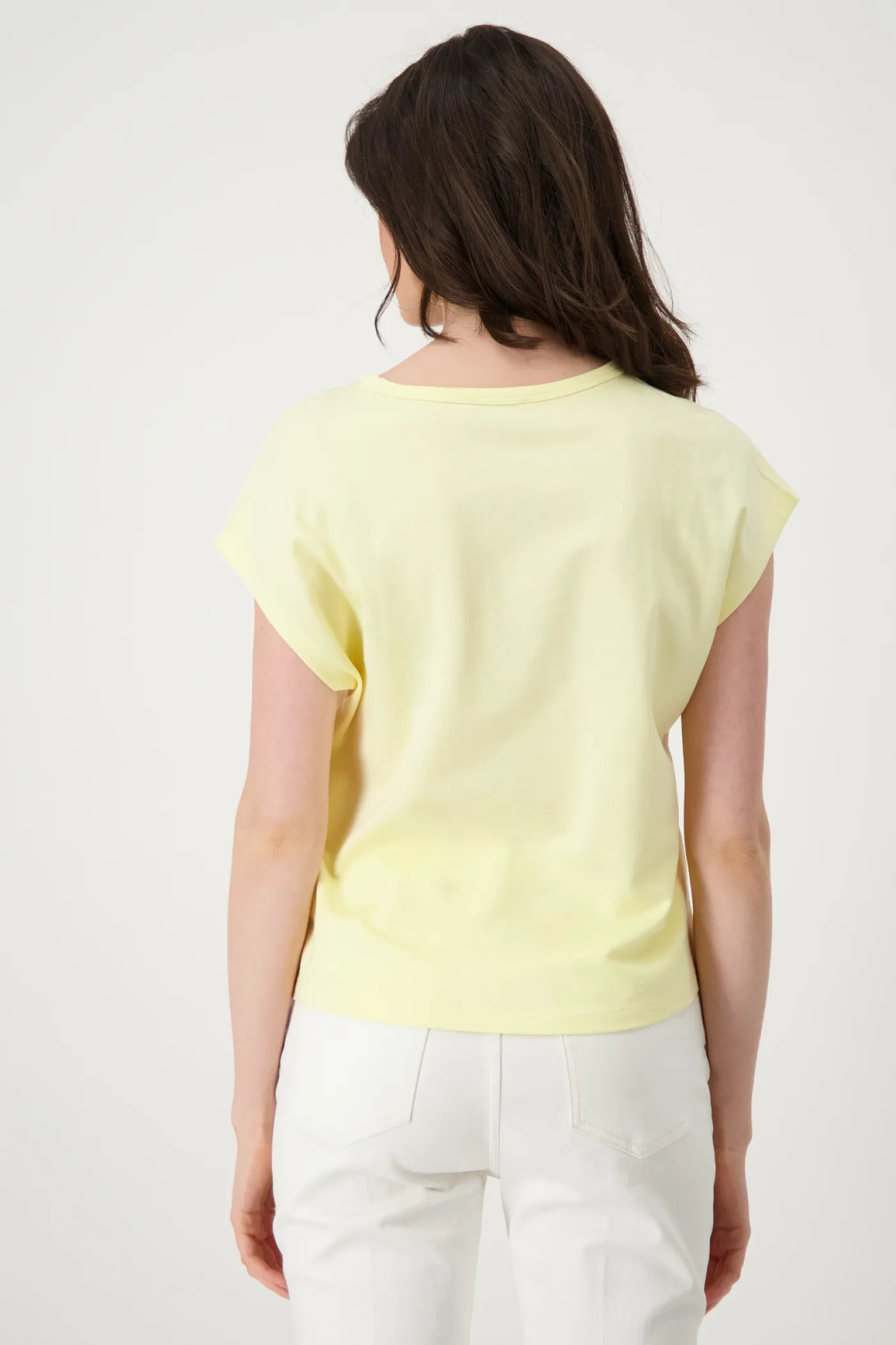 T-Shirt mit Kettenschmuck