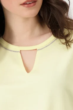 T-Shirt mit Kettenschmuck