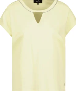 T-Shirt mit Kettenschmuck